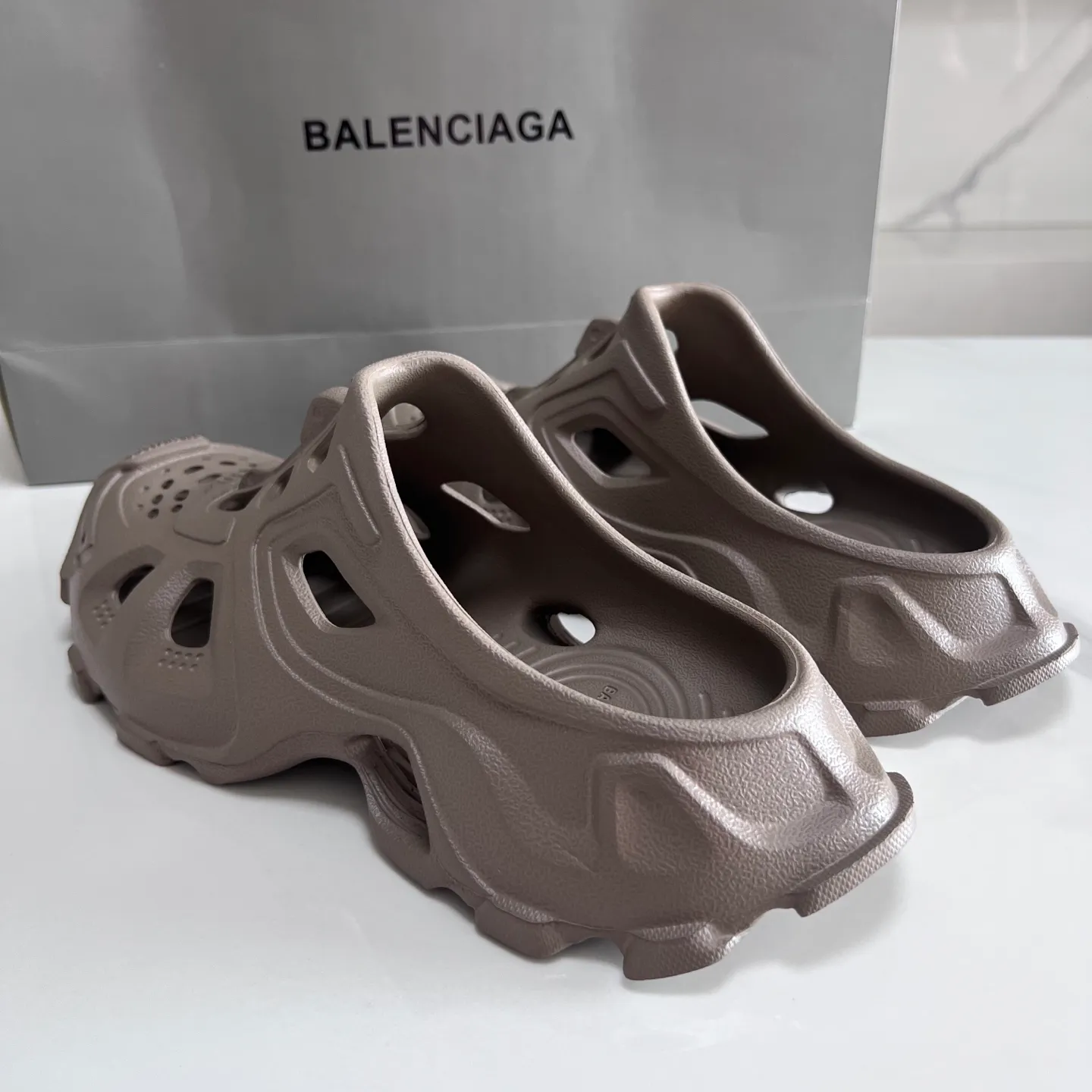 👟👟Ex-factory price 380👟👟 Balenciaga must-have beach shoes for summer: Men's and women's shoes are made of ultra-light 95% (injection molding) EVA plastic, 5% foam plastic foam cushioning material #Ultra-lightweight one-piece foam shoe mold ❗ New summer product, French high-end luxury brand - Balenciaga BALENCIAGA 3XL Rubber Low Top Sneakers 3XL version series summer beach wading versatile trendy lace-up casual sports hole sandals. Size: 35-46